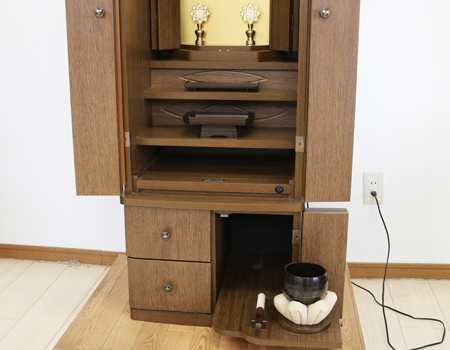 仏壇全体:高さ約138cm x 幅約50.5cm x 奥行き約43cm  扉最大幅:約97cm  二つ折り時幅:約73cm  厨子内寸: 約48cm x 約30cm