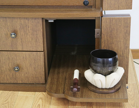 仏壇全体:高さ約138cm x 幅約50.5cm x 奥行き約43cm  扉最大幅:約97cm  二つ折り時幅:約73cm  厨子内寸: 約48cm x 約30cm