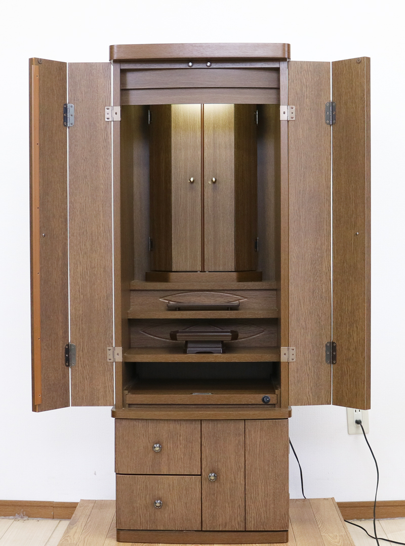 仏壇全体:高さ約138cm x 幅約50.5cm x 奥行き約43cm  扉最大幅:約97cm  二つ折り時幅:約73cm  厨子内寸: 約48cm x 約30cm