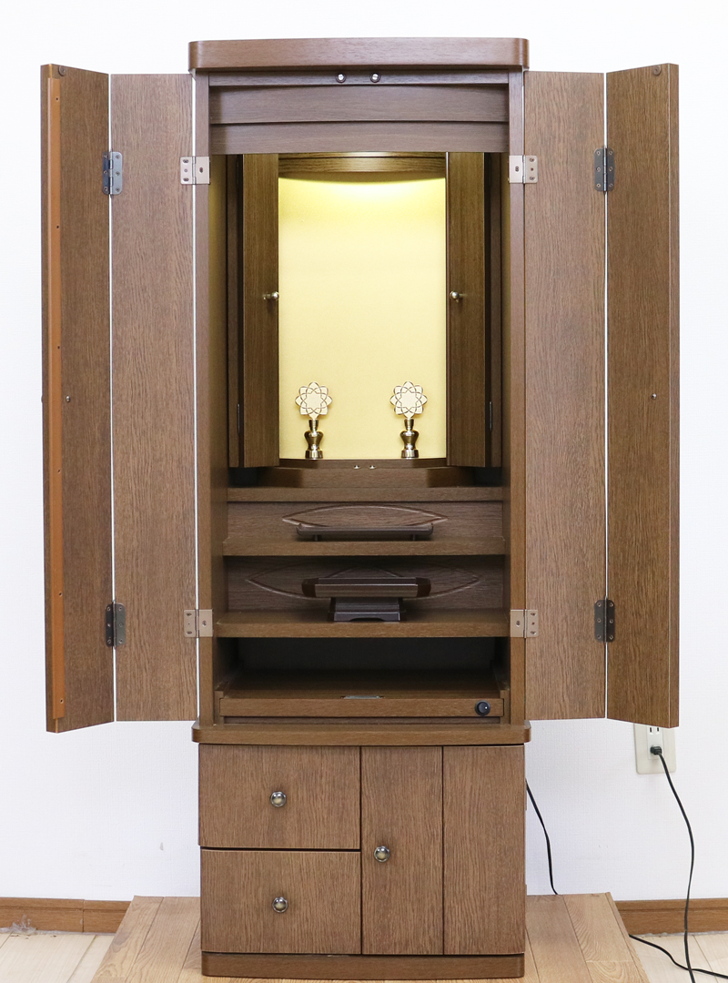 仏壇全体:高さ約138cm x 幅約50.5cm x 奥行き約43cm  扉最大幅:約97cm  二つ折り時幅:約73cm  厨子内寸: 約48cm x 約30cm