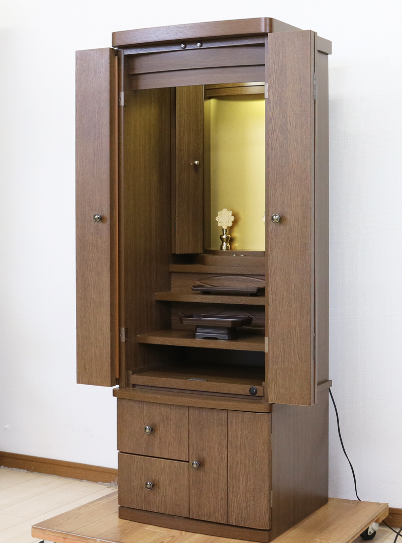 仏壇全体:高さ約138cm x 幅約50.5cm x 奥行き約43cm  扉最大幅:約97cm  二つ折り時幅:約73cm  厨子内寸: 約48cm x 約30cm