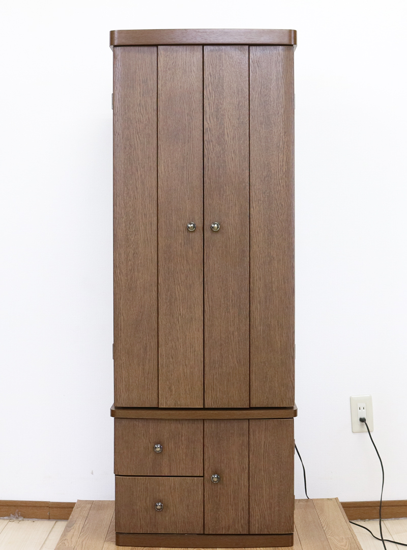 仏壇全体:高さ約138cm x 幅約50.5cm x 奥行き約43cm  扉最大幅:約97cm  二つ折り時幅:約73cm  厨子内寸: 約48cm x 約30cm