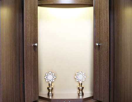 仏壇全体:高さ約138cm x 幅約50.5cm x 奥行き約43cm  扉最大幅:約97cm  二つ折り時幅:約73cm  厨子内寸: 約48cm x 約30cm