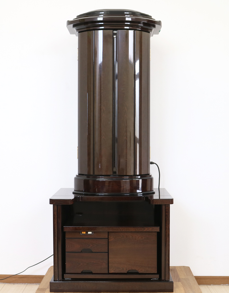 創価学会厨子型収納仏壇　金剛堂　中古633　創価学会仏壇専門店桜梅桃李.comより発売いたします。　金剛堂の厨子型収納仏壇です。精悍な面持ちで金具一つ一つ丁寧に仕上がっております。厨子内の二重の桜の彫りがきれいです。仏壇全体:高さ167cm x 幅63.5cm x 奥行き61cm厨子内寸:60cm x28.5cm　扉最大幅:105cm扉二つ折り:84cm経机最大引き出し幅:87cm　