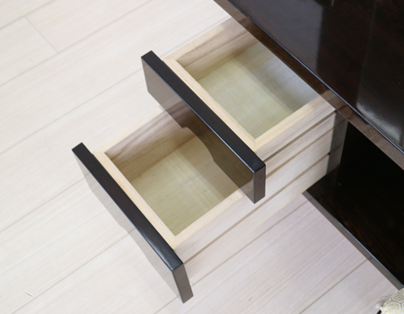 創価学会厨子型収納仏壇　金剛堂　中古633　創価学会仏壇専門店桜梅桃李.comより発売いたします。　金剛堂の厨子型収納仏壇です。精悍な面持ちで金具一つ一つ丁寧に仕上がっております。厨子内の二重の桜の彫りがきれいです。仏壇全体:高さ167cm x 幅63.5cm x 奥行き61cm厨子内寸:60cm x28.5cm　扉最大幅:105cm扉二つ折り:84cm経机最大引き出し幅:87cm　