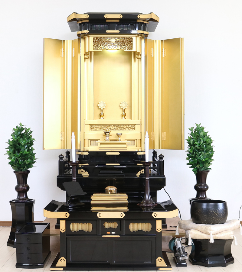 創価学会厨子型中古仏壇640　【正徳60-30】は、最高級の仏壇となっております。黒塗りですので、艶も上品です。【特別特装ご本尊様(会館用特装ご本尊様)ご安置できます】高欄(仏壇お厨子下の柵)が高級感を醸し出します。中古商品であることをご理解ご納得の上ご購入下さい。製品名 創価学会厨子型中古仏壇　【正徳　60-30　黒塗り】設置 和室・洋室・拠点にも最適です種別 伝統型厨子仏壇サイズ仏壇全体:高さ183cm x 幅90cm x 奥行き69cm扉最大幅124cm厨子内寸:67.5cm x39.5cm※特別特装御本尊様(会館用特装ご本尊様)御安置可能経机30号:高さ:40cm:幅:91cm:奥行46cm材質 MDF黒塗り・木材繊維質・木材繊維板・機能 自動扉・照明・引出し本体に2箇所・経机3か所引き戸1か所・線香箱3か所