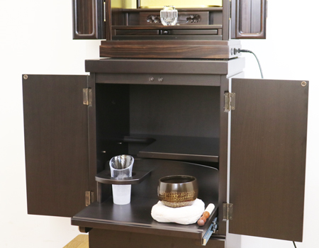 創価学会コンパクトミニ中古仏壇647金剛堂さんで現行販売されている<本黒檀上置桜結び>です。新品価格は330000円の品でございます!