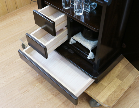 創価学会仏壇専門店桜梅桃李より中古家具調仏壇651新世紀?U型鉄刀木発売いたしました。