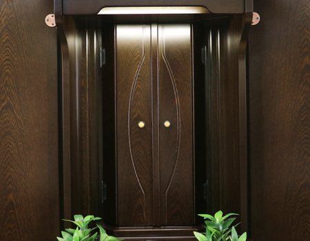 創価学会仏壇専門店桜梅桃李より中古家具調仏壇651新世紀?U型鉄刀木発売いたしました。