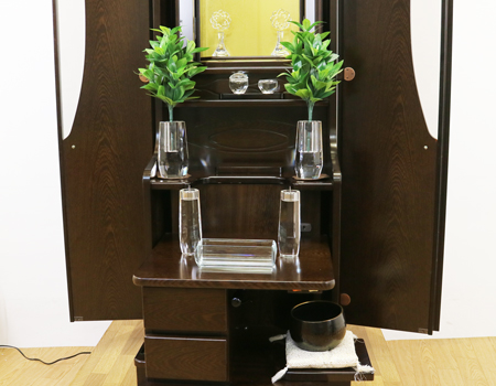 創価学会仏壇専門店桜梅桃李より中古家具調仏壇651新世紀?U型鉄刀木発売いたしました。