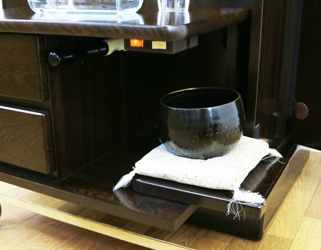 創価学会仏壇専門店桜梅桃李より中古家具調仏壇651新世紀?U型鉄刀木発売いたしました。