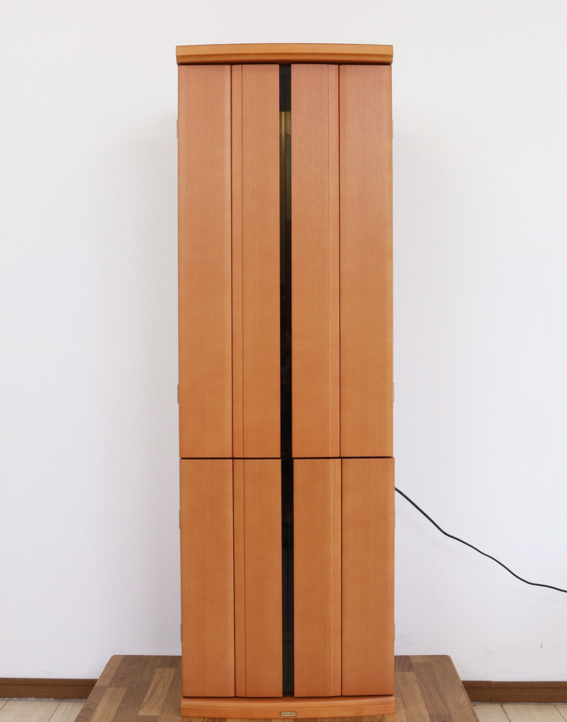 創価学会仏壇専門店桜梅桃李.comより発売いたします、創価学会家具調中古仏壇652金剛堂製のお仏壇です。こちらは美品となりますので優良中古仏壇Aとした発売いたします。金剛堂製の家具調電動仏壇です。厨子上部に二重の桜の彫刻はオシャレな雰囲気漂うデザインに仕上がっております。 暖かみあふれる明るい印象をお部屋にプラスしてくれます。 和室・洋室・リビングダイニングにも最適です。 扉を閉めると、家具そのもので全く仏壇とは思えません。扉が2箇所に分けられていますので、厨子だけ開閉ができスマートにご安置できます。また、木のやさしさ溢れる空間を演出できます結婚・新居・一人暮らしにも最適です。 