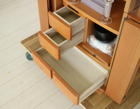 創価学会仏壇専門店桜梅桃李.comより発売いたします、創価学会家具調中古仏壇652金剛堂製のお仏壇です。こちらは美品となりますので優良中古仏壇Aとした発売いたします。金剛堂製の家具調電動仏壇です。厨子上部に二重の桜の彫刻はオシャレな雰囲気漂うデザインに仕上がっております。 暖かみあふれる明るい印象をお部屋にプラスしてくれます。 和室・洋室・リビングダイニングにも最適です。 扉を閉めると、家具そのもので全く仏壇とは思えません。扉が2箇所に分けられていますので、厨子だけ開閉ができスマートにご安置できます。また、木のやさしさ溢れる空間を演出できます結婚・新居・一人暮らしにも最適です。 