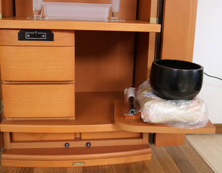 創価学会仏壇専門店桜梅桃李.comより発売いたします、創価学会家具調中古仏壇652金剛堂製のお仏壇です。こちらは美品となりますので優良中古仏壇Aとした発売いたします。金剛堂製の家具調電動仏壇です。厨子上部に二重の桜の彫刻はオシャレな雰囲気漂うデザインに仕上がっております。 暖かみあふれる明るい印象をお部屋にプラスしてくれます。 和室・洋室・リビングダイニングにも最適です。 扉を閉めると、家具そのもので全く仏壇とは思えません。扉が2箇所に分けられていますので、厨子だけ開閉ができスマートにご安置できます。また、木のやさしさ溢れる空間を演出できます結婚・新居・一人暮らしにも最適です。 