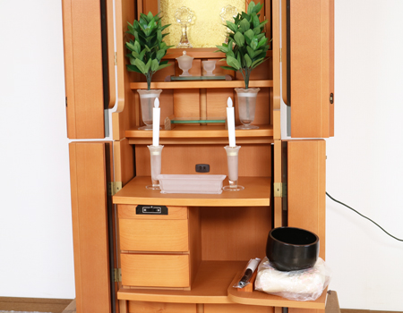 創価学会仏壇専門店桜梅桃李.comより発売いたします、創価学会家具調中古仏壇652金剛堂製のお仏壇です。こちらは美品となりますので優良中古仏壇Aとした発売いたします。金剛堂製の家具調電動仏壇です。厨子上部に二重の桜の彫刻はオシャレな雰囲気漂うデザインに仕上がっております。 暖かみあふれる明るい印象をお部屋にプラスしてくれます。 和室・洋室・リビングダイニングにも最適です。 扉を閉めると、家具そのもので全く仏壇とは思えません。扉が2箇所に分けられていますので、厨子だけ開閉ができスマートにご安置できます。また、木のやさしさ溢れる空間を演出できます結婚・新居・一人暮らしにも最適です。 