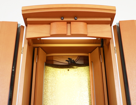 創価学会仏壇専門店桜梅桃李.comより発売いたします、創価学会家具調中古仏壇652金剛堂製のお仏壇です。こちらは美品となりますので優良中古仏壇Aとした発売いたします。金剛堂製の家具調電動仏壇です。厨子上部に二重の桜の彫刻はオシャレな雰囲気漂うデザインに仕上がっております。 暖かみあふれる明るい印象をお部屋にプラスしてくれます。 和室・洋室・リビングダイニングにも最適です。 扉を閉めると、家具そのもので全く仏壇とは思えません。扉が2箇所に分けられていますので、厨子だけ開閉ができスマートにご安置できます。また、木のやさしさ溢れる空間を演出できます結婚・新居・一人暮らしにも最適です。 