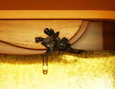 創価学会仏壇専門店桜梅桃李.comより発売いたします、創価学会家具調中古仏壇652金剛堂製のお仏壇です。こちらは美品となりますので優良中古仏壇Aとした発売いたします。金剛堂製の家具調電動仏壇です。厨子上部に二重の桜の彫刻はオシャレな雰囲気漂うデザインに仕上がっております。 暖かみあふれる明るい印象をお部屋にプラスしてくれます。 和室・洋室・リビングダイニングにも最適です。 扉を閉めると、家具そのもので全く仏壇とは思えません。扉が2箇所に分けられていますので、厨子だけ開閉ができスマートにご安置できます。また、木のやさしさ溢れる空間を演出できます結婚・新居・一人暮らしにも最適です。 