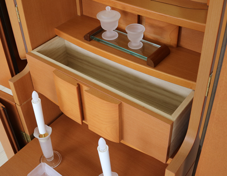 創価学会仏壇専門店桜梅桃李.comより発売いたします、創価学会家具調中古仏壇652金剛堂製のお仏壇です。こちらは美品となりますので優良中古仏壇Aとした発売いたします。金剛堂製の家具調電動仏壇です。厨子上部に二重の桜の彫刻はオシャレな雰囲気漂うデザインに仕上がっております。 暖かみあふれる明るい印象をお部屋にプラスしてくれます。 和室・洋室・リビングダイニングにも最適です。 扉を閉めると、家具そのもので全く仏壇とは思えません。扉が2箇所に分けられていますので、厨子だけ開閉ができスマートにご安置できます。また、木のやさしさ溢れる空間を演出できます結婚・新居・一人暮らしにも最適です。 