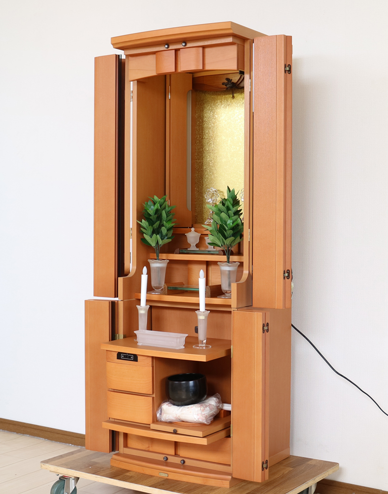 創価学会仏壇専門店桜梅桃李.comより発売いたします、創価学会家具調中古仏壇652金剛堂製のお仏壇です。こちらは美品となりますので優良中古仏壇Aとした発売いたします。金剛堂製の家具調電動仏壇です。厨子上部に二重の桜の彫刻はオシャレな雰囲気漂うデザインに仕上がっております。 暖かみあふれる明るい印象をお部屋にプラスしてくれます。 和室・洋室・リビングダイニングにも最適です。 扉を閉めると、家具そのもので全く仏壇とは思えません。扉が2箇所に分けられていますので、厨子だけ開閉ができスマートにご安置できます。また、木のやさしさ溢れる空間を演出できます結婚・新居・一人暮らしにも最適です。 