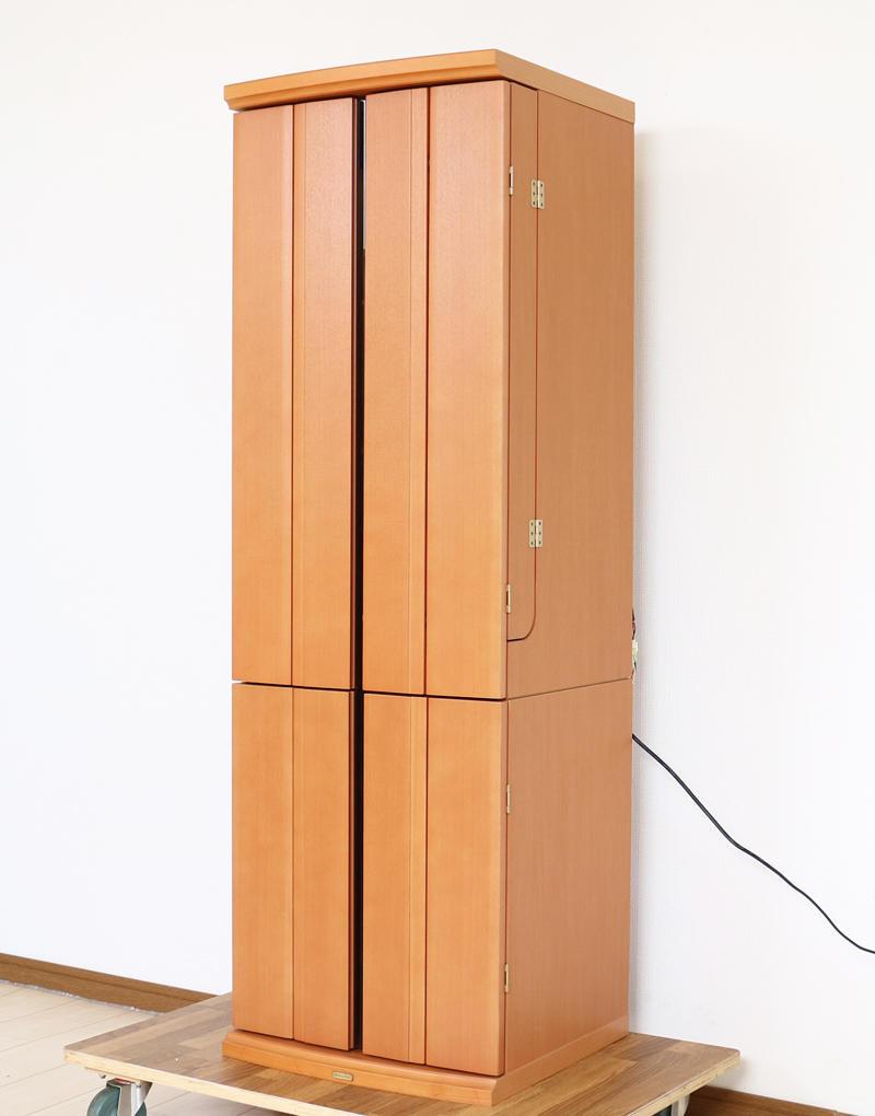 創価学会仏壇専門店桜梅桃李.comより発売いたします、創価学会家具調中古仏壇652金剛堂製のお仏壇です。こちらは美品となりますので優良中古仏壇Aとした発売いたします。金剛堂製の家具調電動仏壇です。厨子上部に二重の桜の彫刻はオシャレな雰囲気漂うデザインに仕上がっております。 暖かみあふれる明るい印象をお部屋にプラスしてくれます。 和室・洋室・リビングダイニングにも最適です。 扉を閉めると、家具そのもので全く仏壇とは思えません。扉が2箇所に分けられていますので、厨子だけ開閉ができスマートにご安置できます。また、木のやさしさ溢れる空間を演出できます結婚・新居・一人暮らしにも最適です。 