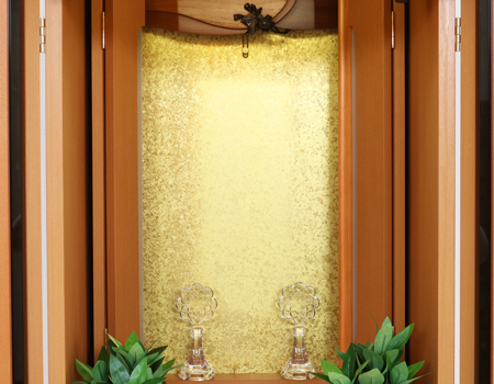 創価学会仏壇専門店桜梅桃李.comより発売いたします、創価学会家具調中古仏壇652金剛堂製のお仏壇です。こちらは美品となりますので優良中古仏壇Aとした発売いたします。金剛堂製の家具調電動仏壇です。厨子上部に二重の桜の彫刻はオシャレな雰囲気漂うデザインに仕上がっております。 暖かみあふれる明るい印象をお部屋にプラスしてくれます。 和室・洋室・リビングダイニングにも最適です。 扉を閉めると、家具そのもので全く仏壇とは思えません。扉が2箇所に分けられていますので、厨子だけ開閉ができスマートにご安置できます。また、木のやさしさ溢れる空間を演出できます結婚・新居・一人暮らしにも最適です。 