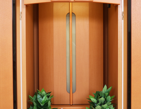 創価学会仏壇専門店桜梅桃李.comより発売いたします、創価学会家具調中古仏壇652金剛堂製のお仏壇です。こちらは美品となりますので優良中古仏壇Aとした発売いたします。金剛堂製の家具調電動仏壇です。厨子上部に二重の桜の彫刻はオシャレな雰囲気漂うデザインに仕上がっております。 暖かみあふれる明るい印象をお部屋にプラスしてくれます。 和室・洋室・リビングダイニングにも最適です。 扉を閉めると、家具そのもので全く仏壇とは思えません。扉が2箇所に分けられていますので、厨子だけ開閉ができスマートにご安置できます。また、木のやさしさ溢れる空間を演出できます結婚・新居・一人暮らしにも最適です。 