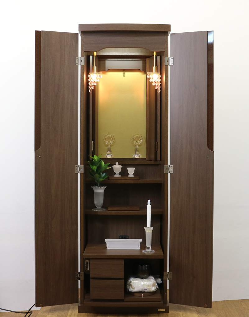 創価学会仏壇買取専門店桜梅桃李.comより家具調電動中古仏壇653の発売を致します。こちらのお仏壇は、クリーニングメンテナンス・電動機械の調整済みです。ダークオーク色のお仏壇ですのでお部屋に溶け込みます。どの部屋にも違和感なく溶け込みます。青年部・独立・新入会・進学・一人暮らしの女子部・男子部・学生部・また新婚引っ越しにも人気の格安仏壇です。