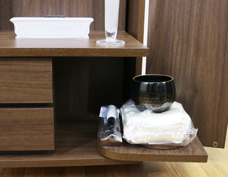 創価学会仏壇買取専門店桜梅桃李.comより家具調電動中古仏壇653の発売を致します。こちらのお仏壇は、クリーニングメンテナンス・電動機械の調整済みです。ダークオーク色のお仏壇ですのでお部屋に溶け込みます。どの部屋にも違和感なく溶け込みます。青年部・独立・新入会・進学・一人暮らしの女子部・男子部・学生部・また新婚引っ越しにも人気の格安仏壇です。