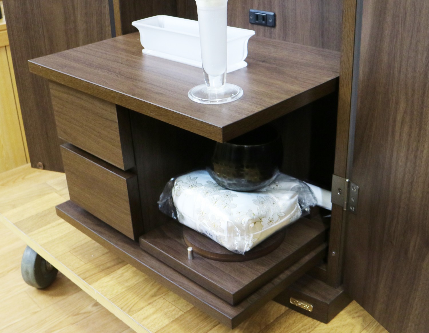 創価学会仏壇買取専門店桜梅桃李.comより家具調電動中古仏壇653の発売を致します。こちらのお仏壇は、クリーニングメンテナンス・電動機械の調整済みです。ダークオーク色のお仏壇ですのでお部屋に溶け込みます。どの部屋にも違和感なく溶け込みます。青年部・独立・新入会・進学・一人暮らしの女子部・男子部・学生部・また新婚引っ越しにも人気の格安仏壇です。