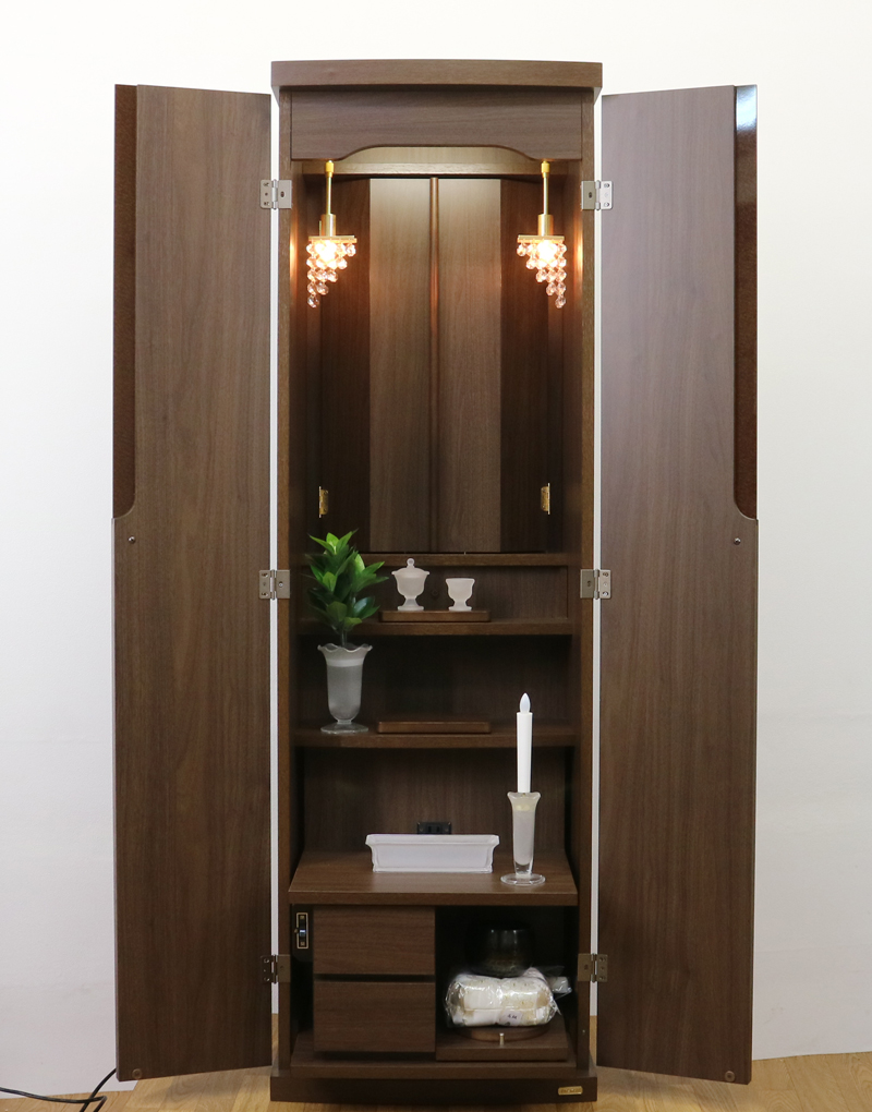 創価学会仏壇買取専門店桜梅桃李.comより家具調電動中古仏壇653の発売を致します。こちらのお仏壇は、クリーニングメンテナンス・電動機械の調整済みです。ダークオーク色のお仏壇ですのでお部屋に溶け込みます。どの部屋にも違和感なく溶け込みます。青年部・独立・新入会・進学・一人暮らしの女子部・男子部・学生部・また新婚引っ越しにも人気の格安仏壇です。