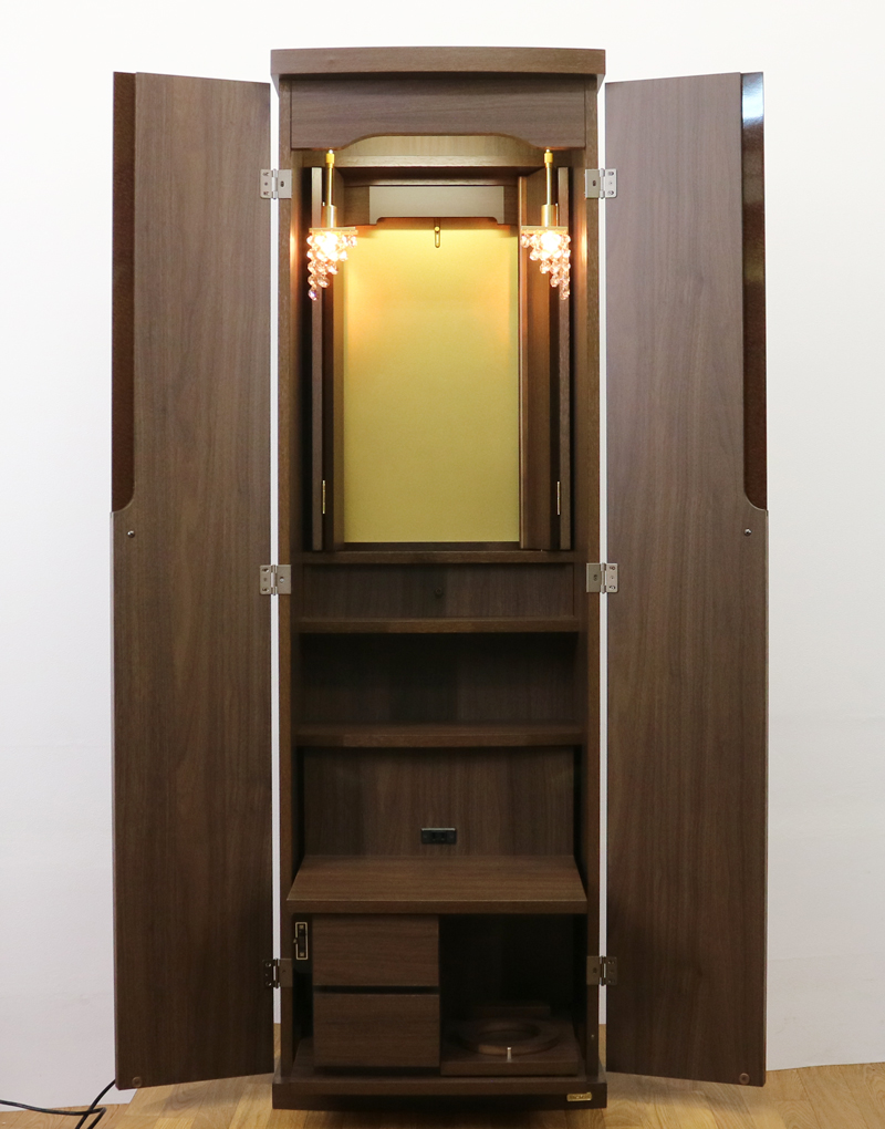 創価学会仏壇買取専門店桜梅桃李.comより家具調電動中古仏壇653の発売を致します。こちらのお仏壇は、クリーニングメンテナンス・電動機械の調整済みです。ダークオーク色のお仏壇ですのでお部屋に溶け込みます。どの部屋にも違和感なく溶け込みます。青年部・独立・新入会・進学・一人暮らしの女子部・男子部・学生部・また新婚引っ越しにも人気の格安仏壇です。