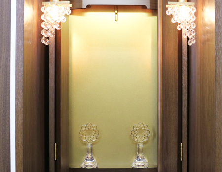 創価学会仏壇買取専門店桜梅桃李.comより家具調電動中古仏壇653の発売を致します。こちらのお仏壇は、クリーニングメンテナンス・電動機械の調整済みです。ダークオーク色のお仏壇ですのでお部屋に溶け込みます。どの部屋にも違和感なく溶け込みます。青年部・独立・新入会・進学・一人暮らしの女子部・男子部・学生部・また新婚引っ越しにも人気の格安仏壇です。