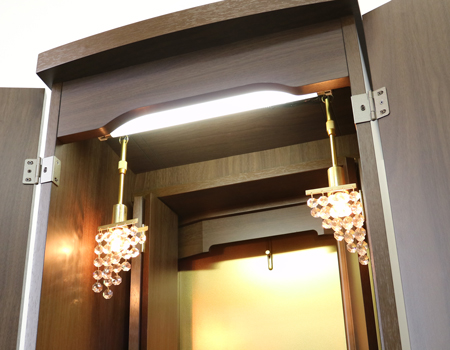 創価学会仏壇買取専門店桜梅桃李.comより家具調電動中古仏壇653の発売を致します。こちらのお仏壇は、クリーニングメンテナンス・電動機械の調整済みです。ダークオーク色のお仏壇ですのでお部屋に溶け込みます。どの部屋にも違和感なく溶け込みます。青年部・独立・新入会・進学・一人暮らしの女子部・男子部・学生部・また新婚引っ越しにも人気の格安仏壇です。