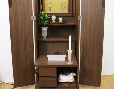 創価学会仏壇買取専門店桜梅桃李.comより家具調電動中古仏壇653の発売を致します。こちらのお仏壇は、クリーニングメンテナンス・電動機械の調整済みです。ダークオーク色のお仏壇ですのでお部屋に溶け込みます。どの部屋にも違和感なく溶け込みます。青年部・独立・新入会・進学・一人暮らしの女子部・男子部・学生部・また新婚引っ越しにも人気の格安仏壇です。