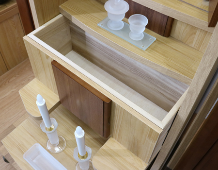  ダーク色とライト色のツートンのコンビネーション色です。今までのお仏壇のデザインではなかった、オシャレな雰囲気漂うデザインに仕上がっております。  材質はデザインにあった、パイン材を使用しており、暖かみあふれる明るい印象をお部屋にプラスしてくれます。  金剛堂アンサンブル現在でも販売されているお仏壇です。    製品名 	創価学会中古仏壇639 設置 	和室・洋室・拠点・ワンルーム・一人暮らしにも最適です 種別 	家具調仏壇 サイズ 	  仏壇全体:高さ145cm x 幅54cm x 奥行き49cm  扉二つ折り最大幅:79cm  厨子内寸: 52cm x 32cm 	  材質 	芯材:MDF、扉:パイン材、 機能 	  自動扉・引き出し3箇所(厨子下一個、下部引き出し二個)、収納経机