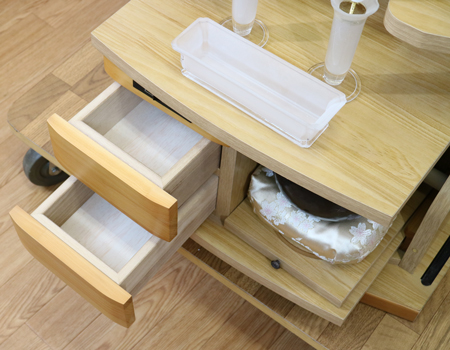  ダーク色とライト色のツートンのコンビネーション色です。今までのお仏壇のデザインではなかった、オシャレな雰囲気漂うデザインに仕上がっております。  材質はデザインにあった、パイン材を使用しており、暖かみあふれる明るい印象をお部屋にプラスしてくれます。  金剛堂アンサンブル現在でも販売されているお仏壇です。    製品名 	創価学会中古仏壇639 設置 	和室・洋室・拠点・ワンルーム・一人暮らしにも最適です 種別 	家具調仏壇 サイズ 	  仏壇全体:高さ145cm x 幅54cm x 奥行き49cm  扉二つ折り最大幅:79cm  厨子内寸: 52cm x 32cm 	  材質 	芯材:MDF、扉:パイン材、 機能 	  自動扉・引き出し3箇所(厨子下一個、下部引き出し二個)、収納経机