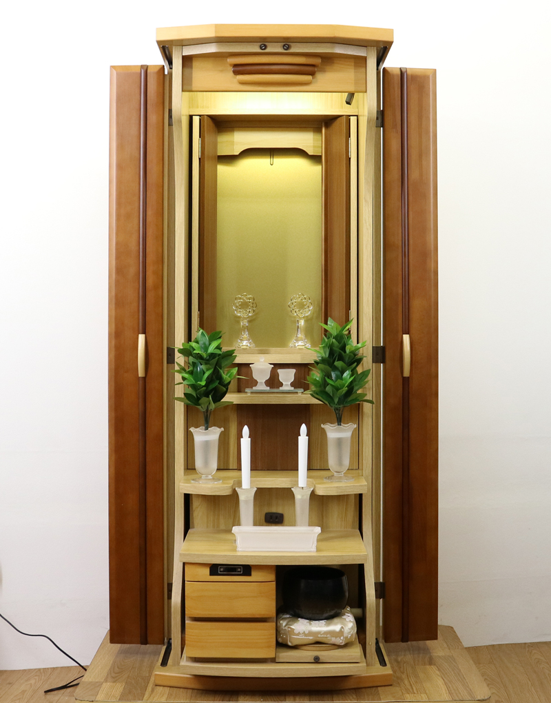 ダーク色とライト色のツートンのコンビネーション色です。今までのお仏壇のデザインではなかった、オシャレな雰囲気漂うデザインに仕上がっております。材質はデザインにあった、パイン材を使用しており、暖かみあふれる明るい印象をお部屋にプラスしてくれます。金剛堂アンサンブル現在でも販売されているお仏壇です。soukagakkai創価学会仏壇専門店桜梅桃李.comより発売いたします。中古仏壇アンサンブル　美品・格安創価学会仏壇・家具調仏壇・