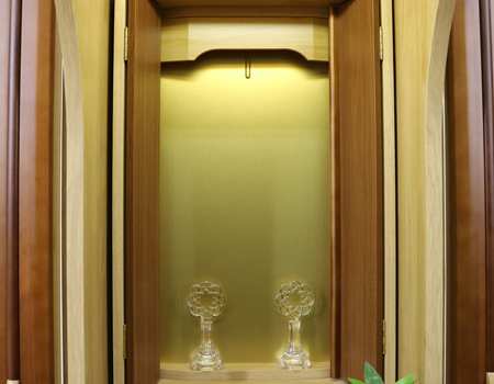  ダーク色とライト色のツートンのコンビネーション色です。今までのお仏壇のデザインではなかった、オシャレな雰囲気漂うデザインに仕上がっております。  材質はデザインにあった、パイン材を使用しており、暖かみあふれる明るい印象をお部屋にプラスしてくれます。  金剛堂アンサンブル現在でも販売されているお仏壇です。    製品名 	創価学会中古仏壇639 設置 	和室・洋室・拠点・ワンルーム・一人暮らしにも最適です 種別 	家具調仏壇 サイズ 	  仏壇全体:高さ145cm x 幅54cm x 奥行き49cm  扉二つ折り最大幅:79cm  厨子内寸: 52cm x 32cm 	  材質 	芯材:MDF、扉:パイン材、 機能 	  自動扉・引き出し3箇所(厨子下一個、下部引き出し二個)、収納経机