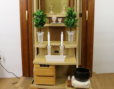  ダーク色とライト色のツートンのコンビネーション色です。今までのお仏壇のデザインではなかった、オシャレな雰囲気漂うデザインに仕上がっております。  材質はデザインにあった、パイン材を使用しており、暖かみあふれる明るい印象をお部屋にプラスしてくれます。  金剛堂アンサンブル現在でも販売されているお仏壇です。    製品名 	創価学会中古仏壇639 設置 	和室・洋室・拠点・ワンルーム・一人暮らしにも最適です 種別 	家具調仏壇 サイズ 	  仏壇全体:高さ145cm x 幅54cm x 奥行き49cm  扉二つ折り最大幅:79cm  厨子内寸: 52cm x 32cm 	  材質 	芯材:MDF、扉:パイン材、 機能 	  自動扉・引き出し3箇所(厨子下一個、下部引き出し二個)、収納経机