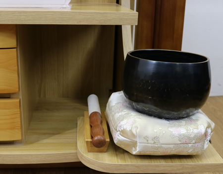  ダーク色とライト色のツートンのコンビネーション色です。今までのお仏壇のデザインではなかった、オシャレな雰囲気漂うデザインに仕上がっております。  材質はデザインにあった、パイン材を使用しており、暖かみあふれる明るい印象をお部屋にプラスしてくれます。  金剛堂アンサンブル現在でも販売されているお仏壇です。    製品名 	創価学会中古仏壇639 設置 	和室・洋室・拠点・ワンルーム・一人暮らしにも最適です 種別 	家具調仏壇 サイズ 	  仏壇全体:高さ145cm x 幅54cm x 奥行き49cm  扉二つ折り最大幅:79cm  厨子内寸: 52cm x 32cm 	  材質 	芯材:MDF、扉:パイン材、 機能 	  自動扉・引き出し3箇所(厨子下一個、下部引き出し二個)、収納経机