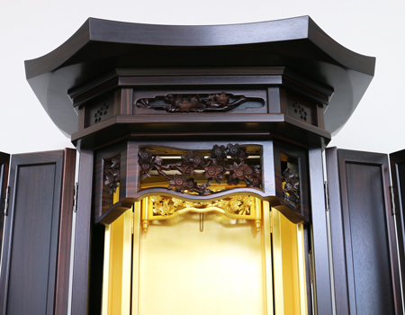 創価学会厨子型収納仏壇　金剛堂　中古655　創価学会仏壇専門店桜梅桃李.comより発売いたします。　金剛堂の厨子型収納仏壇です。精悍な面持ちで金具一つ一つ丁寧に仕上がっております。厨子内の二重の桜の彫りがきれいです。仏壇全体:高さ167cm x 幅63.5cm x 奥行き61cm厨子内寸:60cm x28.5cm　扉最大幅:105cm扉二つ折り:84cm経机最大引き出し幅:87cm　