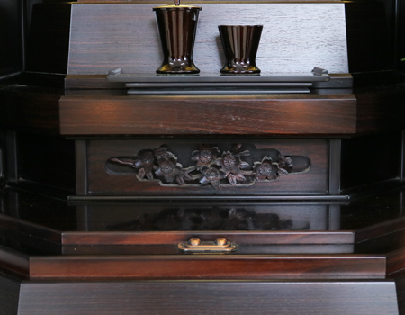 創価学会厨子型収納仏壇　金剛堂　中古655　創価学会仏壇専門店桜梅桃李.comより発売いたします。　金剛堂の厨子型収納仏壇です。精悍な面持ちで金具一つ一つ丁寧に仕上がっております。厨子内の二重の桜の彫りがきれいです。仏壇全体:高さ167cm x 幅63.5cm x 奥行き61cm厨子内寸:60cm x28.5cm　扉最大幅:105cm扉二つ折り:84cm経机最大引き出し幅:87cm　