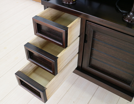 創価学会厨子型収納仏壇　金剛堂　中古655　創価学会仏壇専門店桜梅桃李.comより発売いたします。　金剛堂の厨子型収納仏壇です。精悍な面持ちで金具一つ一つ丁寧に仕上がっております。厨子内の二重の桜の彫りがきれいです。仏壇全体:高さ167cm x 幅63.5cm x 奥行き61cm厨子内寸:60cm x28.5cm　扉最大幅:105cm扉二つ折り:84cm経机最大引き出し幅:87cm　