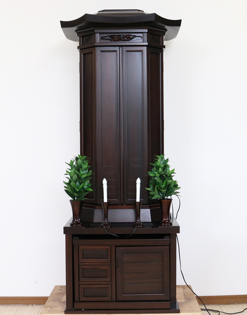 創価学会厨子型収納仏壇　金剛堂　中古655　創価学会仏壇専門店桜梅桃李.comより発売いたします。　金剛堂の厨子型収納仏壇です。精悍な面持ちで金具一つ一つ丁寧に仕上がっております。厨子内の二重の桜の彫りがきれいです。仏壇全体:高さ167cm x 幅63.5cm x 奥行き61cm厨子内寸:60cm x28.5cm　扉最大幅:105cm扉二つ折り:84cm経机最大引き出し幅:87cm　