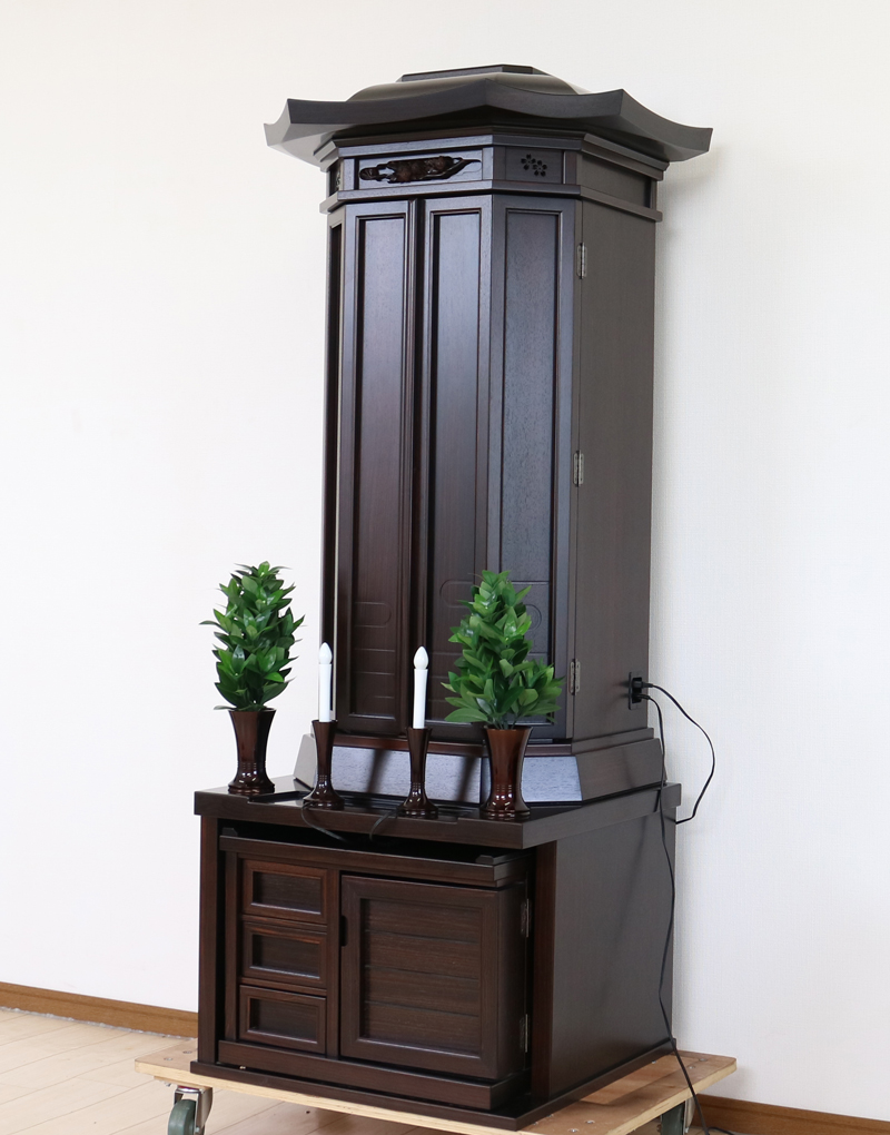 創価学会厨子型収納仏壇　金剛堂　中古655　創価学会仏壇専門店桜梅桃李.comより発売いたします。　金剛堂の厨子型収納仏壇です。精悍な面持ちで金具一つ一つ丁寧に仕上がっております。厨子内の二重の桜の彫りがきれいです。仏壇全体:高さ167cm x 幅63.5cm x 奥行き61cm厨子内寸:60cm x28.5cm　扉最大幅:105cm扉二つ折り:84cm経机最大引き出し幅:87cm　