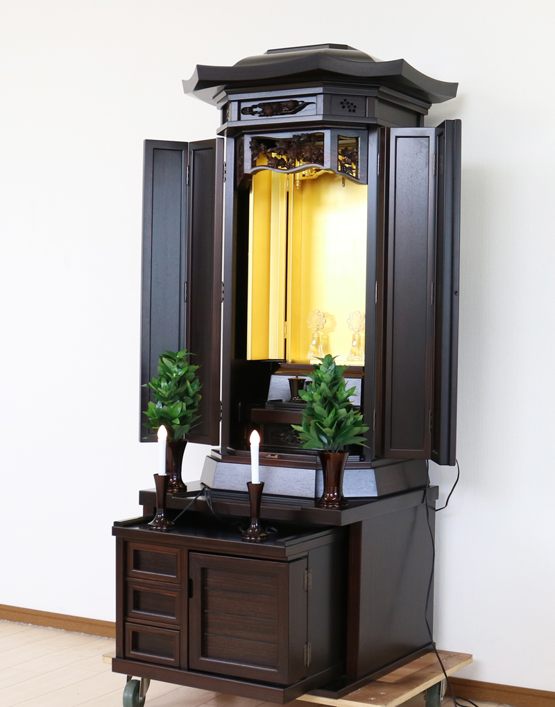 創価学会厨子型収納仏壇　金剛堂　中古655　創価学会仏壇専門店桜梅桃李.comより発売いたします。　金剛堂の厨子型収納仏壇です。精悍な面持ちで金具一つ一つ丁寧に仕上がっております。厨子内の二重の桜の彫りがきれいです。仏壇全体:高さ167cm x 幅63.5cm x 奥行き61cm厨子内寸:60cm x28.5cm　扉最大幅:105cm扉二つ折り:84cm経机最大引き出し幅:87cm　