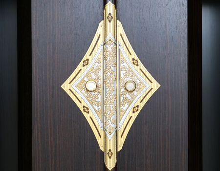 創価学会厨子型収納仏壇　金剛堂　中古655　創価学会仏壇専門店桜梅桃李.comより発売いたします。　金剛堂の厨子型収納仏壇です。精悍な面持ちで金具一つ一つ丁寧に仕上がっております。厨子内の二重の桜の彫りがきれいです。仏壇全体:高さ167cm x 幅63.5cm x 奥行き61cm厨子内寸:60cm x28.5cm　扉最大幅:105cm扉二つ折り:84cm経机最大引き出し幅:87cm　