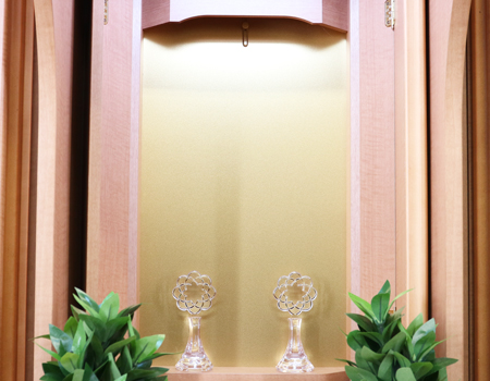 創価学会仏壇買取専門店桜梅桃李.comより家具調電動中古仏壇657金剛堂モンブランの発売を致します。こちらのお仏壇は、クリーニングメンテナンス・電動機械の調整済みです。チーク色のお仏壇ですのでお部屋に溶け込みます。どの部屋にも違和感なく溶け込みます。青年部・独立・新入会・進学・一人暮らしの女子部・男子部・学生部・また新婚引っ越しにも人気の格安仏壇です。