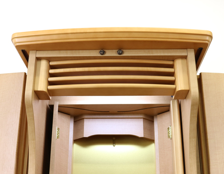 創価学会仏壇買取専門店桜梅桃李.comより家具調電動中古仏壇657金剛堂モンブランの発売を致します。こちらのお仏壇は、クリーニングメンテナンス・電動機械の調整済みです。チーク色のお仏壇ですのでお部屋に溶け込みます。どの部屋にも違和感なく溶け込みます。青年部・独立・新入会・進学・一人暮らしの女子部・男子部・学生部・また新婚引っ越しにも人気の格安仏壇です。