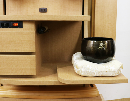 創価学会仏壇買取専門店桜梅桃李.comより家具調電動中古仏壇657金剛堂モンブランの発売を致します。こちらのお仏壇は、クリーニングメンテナンス・電動機械の調整済みです。チーク色のお仏壇ですのでお部屋に溶け込みます。どの部屋にも違和感なく溶け込みます。青年部・独立・新入会・進学・一人暮らしの女子部・男子部・学生部・また新婚引っ越しにも人気の格安仏壇です。